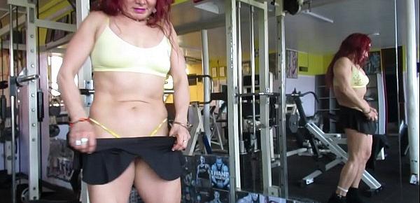  WORKOUT HOT DE LA ESCULTURAL DIOSA MILF, MOSTRANDO CULO Y  VAGINA